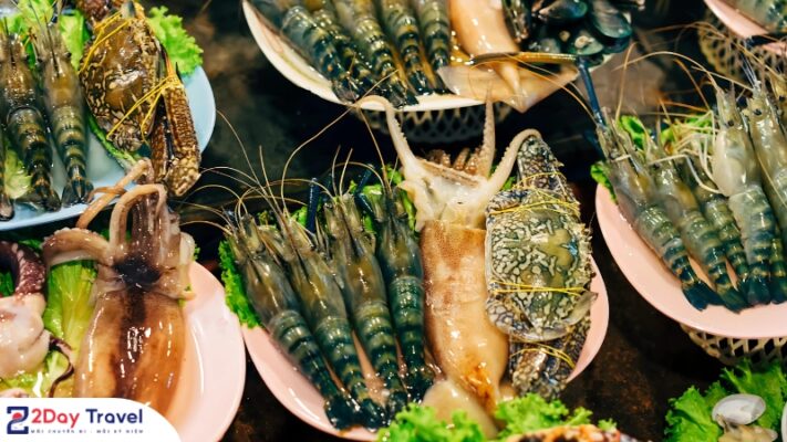 Combo Du Lịch Nha Trang 3 Ngày 2 Đêm – Trải Nghiệm Hoàn Hảo 12 Hấp dẫn với hải sản tươi sống, được chế biến theo nhiều phong cách khác nhau.