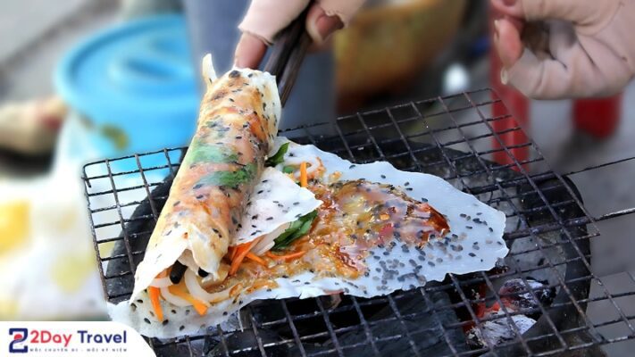 THƯỞNG THỨC 15 MÓN ĂN PHAN THIẾT THEO NGƯỜI ĐỊA PHƯƠNG 17 Bánh tráng nướng mắm ruốc - món ăn gây nhiều thương nhớ