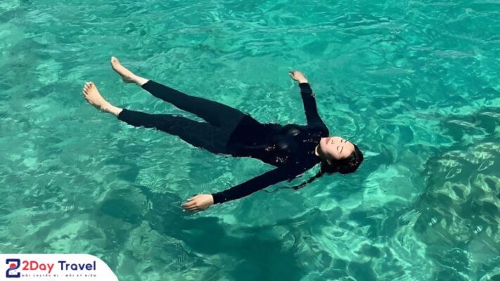 Kỳ nghỉ gia đình Tour Đảo Hòn Tằm trọn gói đắm mình trong thiên nhiên 7 Hòa mình vào dòng nước biển xanh