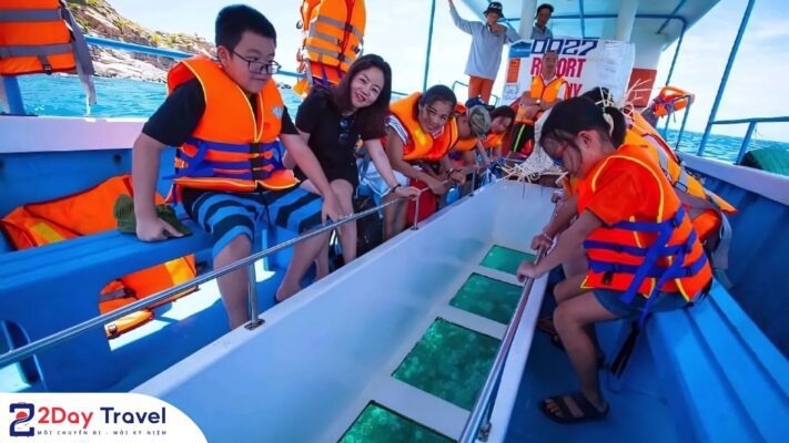 Khám phá Vịnh Vĩnh Hy Ninh Thuận 7 Khám phá đại dương bằng tàu đáy kính