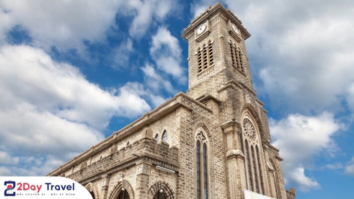 Nhà Thờ Đá Nha Trang – Biểu Tượng Kiến Trúc Cổ Kính Giữa Lòng Phố Biển 13 Một góc Nhà Thờ Đá Nha Trang