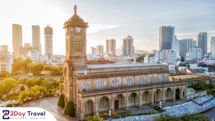 Nhà Thờ Đá Nha Trang – Biểu Tượng Kiến Trúc Cổ Kính Giữa Lòng Phố Biển 11 ánh bình minh trên Nhà Thờ Đá Nha Trang