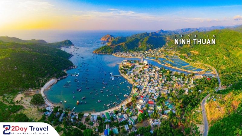 Gợi ý 10 homestay Ninh Thuận gần biển, đẹp, độc, chill được săn đón nhất năm 2025 11 Phong cảnh Ninh Thuận hòa quyện giữa biển xanh và núi rừng hoang sơ