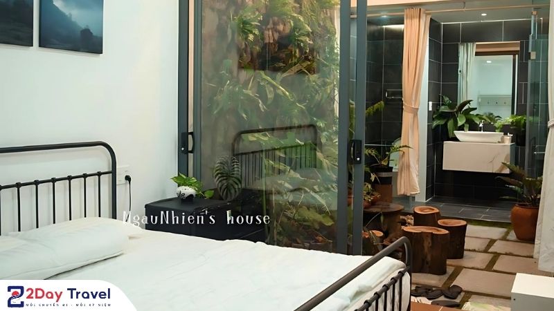 Gợi ý 10 homestay Ninh Thuận gần biển, đẹp, độc, chill được săn đón nhất năm 2025 7 Phòng ngủ Ngẫu Nhiên’s House với view sân vườn xanh và thiết kế mở gần gũi thiên nhiên