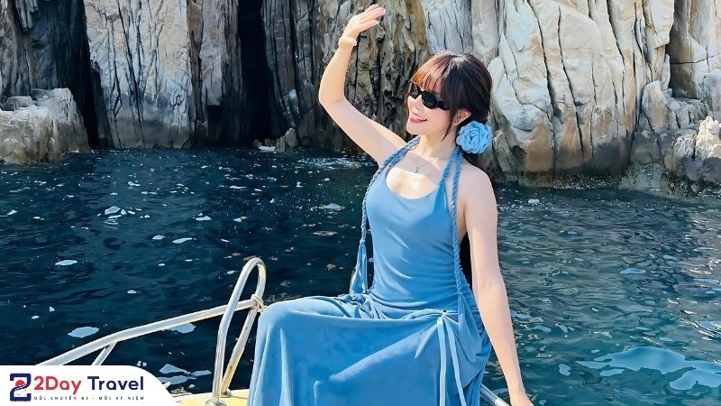 Kinh Nghiệm Du Lịch Vịnh Vĩnh Hy Tự Túc & Tour 2N1Đ Mới Nhất 2025 8 Check-in sống ảo trên thuyền tại vịnh Vĩnh Hy với khung cảnh biển xanh và vách đá kỳ vĩ