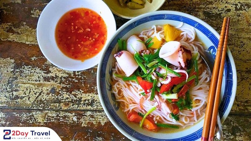 Ẩm thực Phú Yên - Gợi ý những món ngon nhất định phải thử một lần 18 Tô bún mực Phú Yên với mực sữa tươi ngon, rau xanh và nước dùng trong ngọt đậm đà.