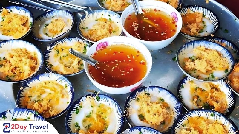 Ẩm thực Phú Yên - Gợi ý những món ngon nhất định phải thử một lần 22 Bánh bèo chén Phú Yên – bánh nhỏ xinh, nhân tôm đậm đà, ăn kèm nước mắm chua ngọt hấp dẫn.