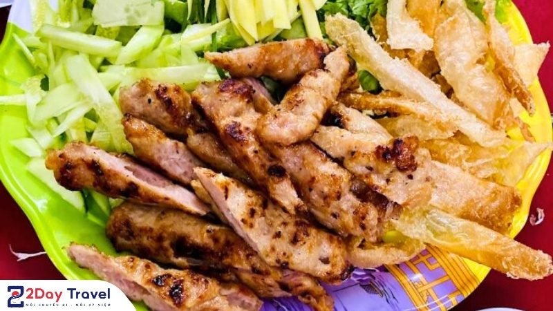 Ẩm thực Phú Yên - Gợi ý những món ngon nhất định phải thử một lần 23 Nem nướng Phú Yên – đặc sản khu ẩm thực Nguyễn Huệ, ăn kèm bánh tráng, rau sống và nước chấm đậm đà.