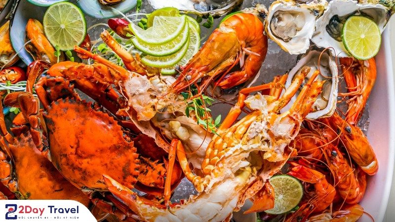 Nha Trang ăn gì? Ăn chơi ‘chuẩn vị’ với TOP đặc sản và kinh nghiệm thực tế 2025 16 Nha Trang ăn gì? Hải sản tươi sống là lựa chọn không thể thiếu cho chuyến đi ẩm thực Nha Trang.