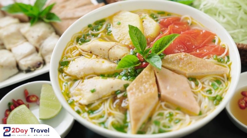 Nha Trang ăn gì? Ăn chơi ‘chuẩn vị’ với TOP đặc sản và kinh nghiệm thực tế 2025 19 Bún cá Nha Trang – món ngon trứ danh với nước dùng thanh ngọt và cá tươi đậm vị.
