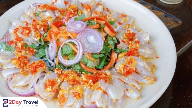 Nha Trang ăn gì? Ăn chơi ‘chuẩn vị’ với TOP đặc sản và kinh nghiệm thực tế 2025 24 Gỏi cá mai Nha Trang tươi ngon bắt vị