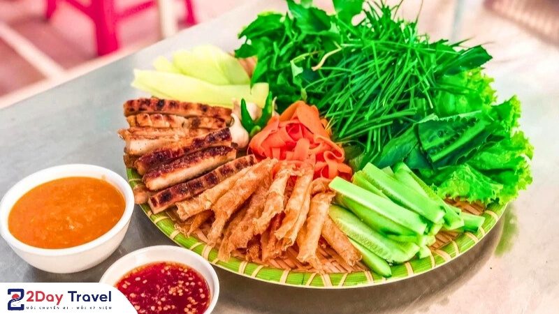 Nha Trang ăn gì? Ăn chơi ‘chuẩn vị’ với TOP đặc sản và kinh nghiệm thực tế 2025 18 Nem nướng Ninh Hòa – món đặc sản trứ danh của ẩm thực Nha Trang.
