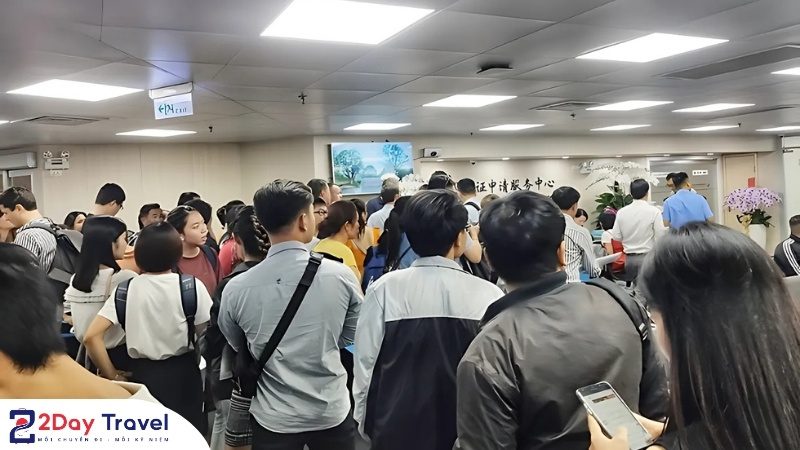 Đừng Bỏ Lỡ Cửa Khẩu Hà Khẩu Lào Cai – Thiên Đường Mua Sắm Sát Vách Trung Quốc! 9 Hành khách xuất - nhập cảnh qua cửa khẩu Hà Khẩu Lào Cai