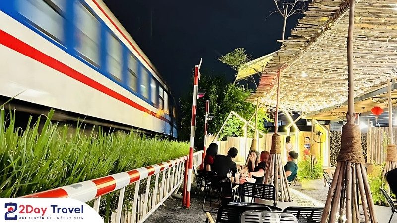 Đường Sắt Coffee Nha Trang: Uống cà phê 'rung tim' bên đường ray! 12 Khoảnh khắc ngắm tàu, chill cùng bạn bè ở Đường sắt Coffee Nha Trang