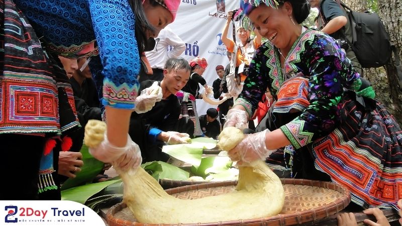 Khám Phá Phiên Chợ Dân Tộc: Kho Báu Văn Hóa Vùng Cao Chờ Bạn! 9 Trải nghiệm giã bánh giày tại phiên chợ dân tộc