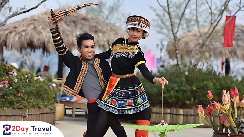 Khám Phá Phiên Chợ Dân Tộc: Kho Báu Văn Hóa Vùng Cao Chờ Bạn! 7 Trình diễn múa khèn Mông tại phiên chợ dân tộc