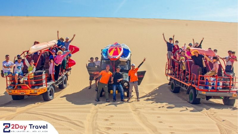 Lái ATV/UTV vượt địa hình cát nóng, băng qua thảo nguyên.