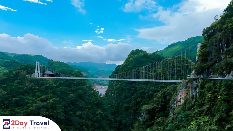 Cầu kính Bạch Long với cấu trúc bắc qua núi và vách đá hiểm trở