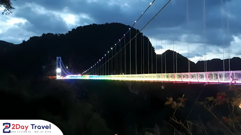 Cầu kính Bạch Long về đêm với ánh sáng lung linh