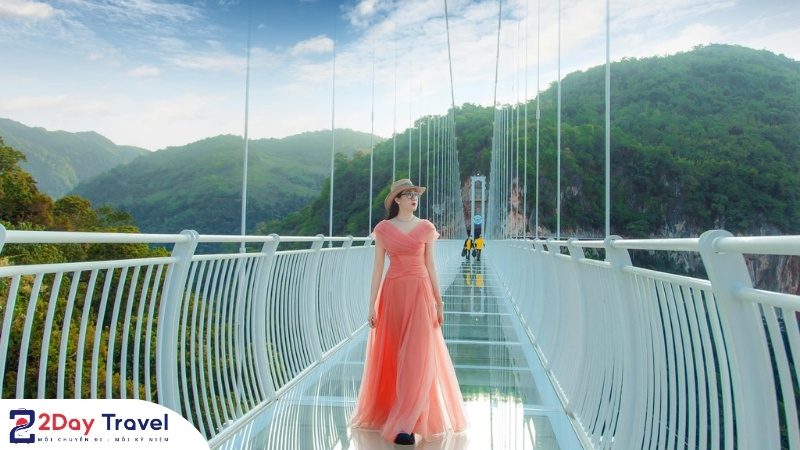 Góc “sống ảo” – Cảnh đẹp ngoạn mục ở cầu kính Bạch Long