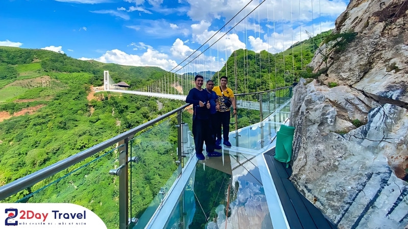 Cảnh đẹp ngoạn mục tại cầu kính Bạch Long