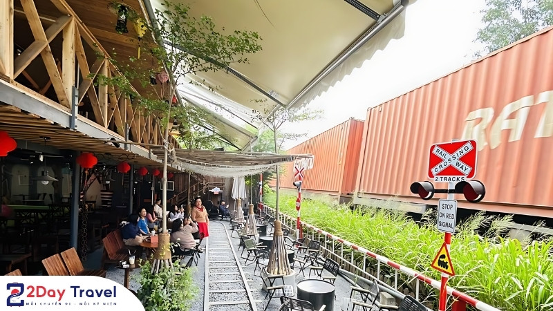 Đường Sắt Coffee Nha Trang: Uống cà phê 'rung tim' bên đường ray! 8 View đường ray – thiên đường sống ảo ở Đường sắt Coffee Nha Trang