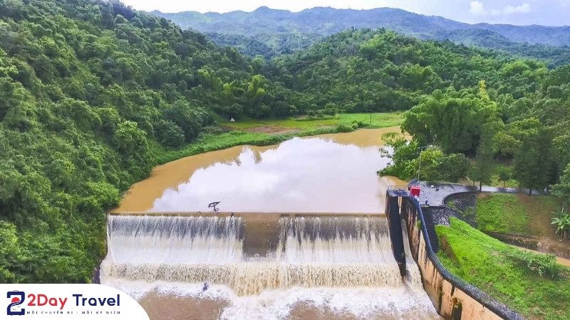 Hệ sinh thái và cảnh quan dọc sông Nậm Rốm