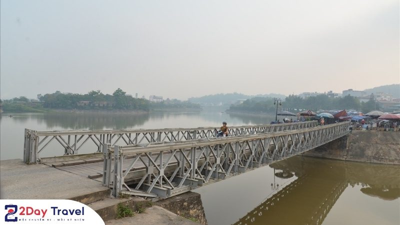 Cuộc Sống Ven Sông Nậm Rốn: Văn Hóa & Con Người