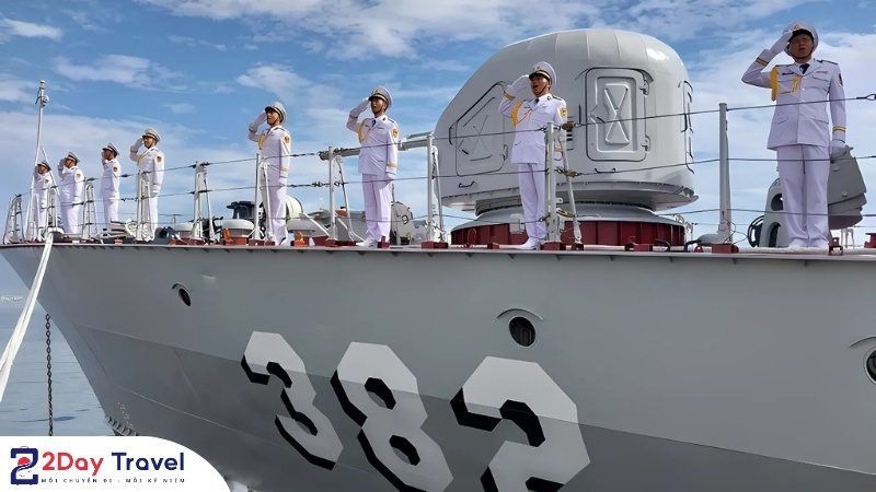 Luyện tập động tác chào trên biển chuẩn bị lễ diễu binh Khánh Hòa 2-9